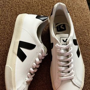 Veja Esplar brand new without box size 6